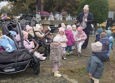 Grafika 2: Pamiętamy o zmarłych