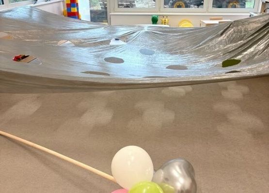 Grafika 2: Zajęcia ,,Klekso-stopy'' i Głowo-okienka''.