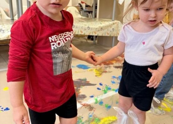 Grafika 7: Zajęcia ,,Klekso-stopy'' i Głowo-okienka''.