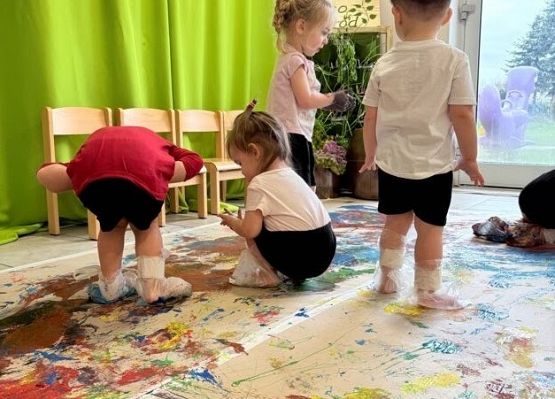 Grafika 11: Zajęcia ,,Klekso-stopy'' i Głowo-okienka''.