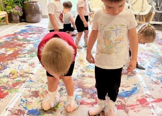 Grafika 12: Zajęcia ,,Klekso-stopy'' i Głowo-okienka''.