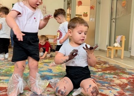 Grafika 14: Zajęcia ,,Klekso-stopy'' i Głowo-okienka''.