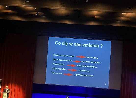 Grafika 4: Podnosimy jakość swoich usług biorąc udział w ważnych wydarzeniach dotyczących zmian dla wszystkich instytucji opieki nad dziećmi do lat 3.