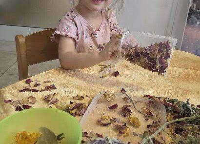 Grafika 17: ,,Zatrzymać lata moment'' ,, Pachnąca szafa''.