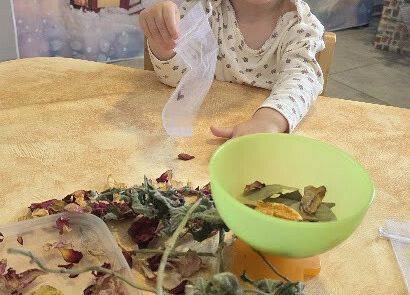 Grafika 20: ,,Zatrzymać lata moment'' ,, Pachnąca szafa''.