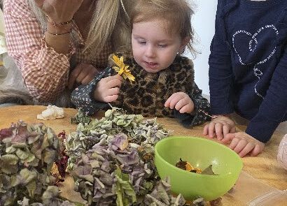 Grafika 19: ,,Zatrzymać lata moment'' ,, Pachnąca szafa''.