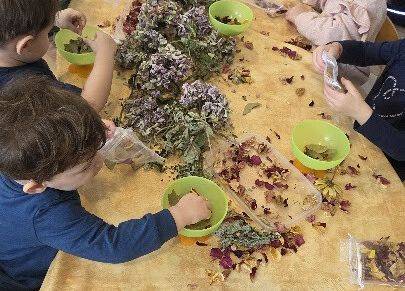 Grafika 2: ,,Zatrzymać lata moment'' ,, Pachnąca szafa''.