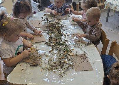 Grafika 1: ,,Zatrzymać lata moment'' ,, Pachnąca szafa''.