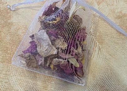 Grafika 3: ,,Zatrzymać lata moment'' ,, Pachnąca szafa''.