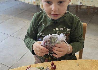 Grafika 6: ,,Zatrzymać lata moment'' ,, Pachnąca szafa''.