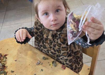 Grafika 7: ,,Zatrzymać lata moment'' ,, Pachnąca szafa''.