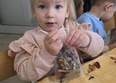 Grafika 9: ,,Zatrzymać lata moment'' ,, Pachnąca szafa''.