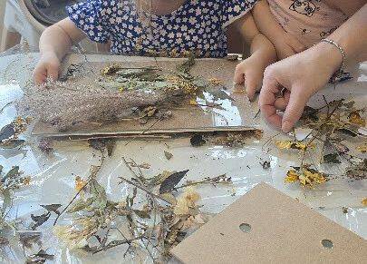 Grafika 10: ,,Zatrzymać lata moment'' ,, Pachnąca szafa''.