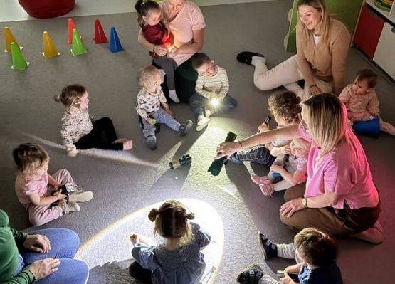 Grafika 4: ,,ŚWIATŁO W RUCHU,,