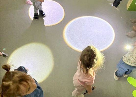 Grafika 8: ,,ŚWIATŁO W RUCHU,,