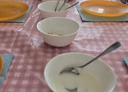 Grafika 1: Lukrowanie i dekorowanie pączków