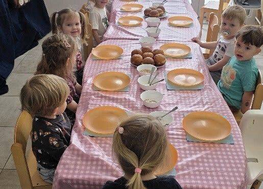 Grafika 3: Lukrowanie i dekorowanie pączków