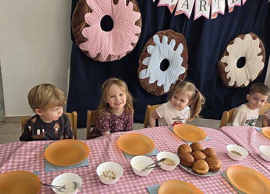 Grafika 5: Lukrowanie i dekorowanie pączków