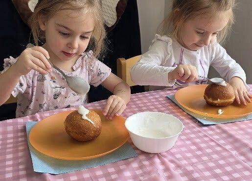 Grafika 7: Lukrowanie i dekorowanie pączków