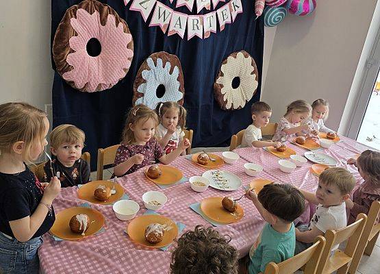 Grafika 9: Lukrowanie i dekorowanie pączków