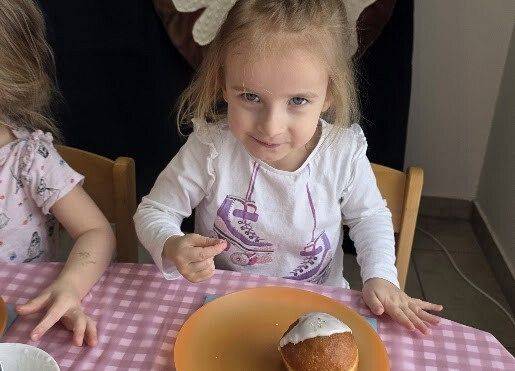 Grafika 12: Lukrowanie i dekorowanie pączków