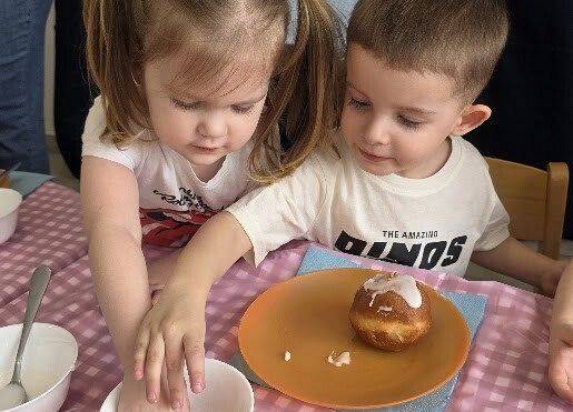 Grafika 13: Lukrowanie i dekorowanie pączków