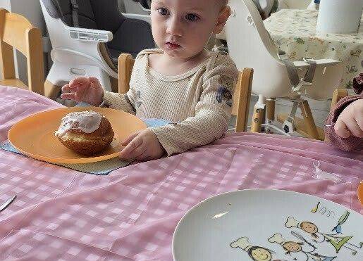 Grafika 18: Lukrowanie i dekorowanie pączków