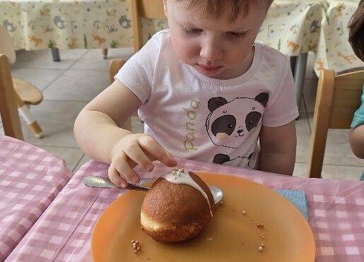 Grafika 19: Lukrowanie i dekorowanie pączków