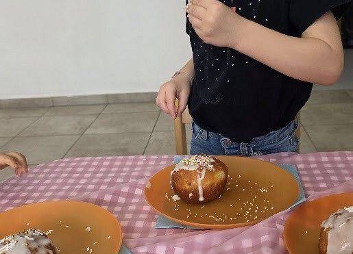 Grafika 21: Lukrowanie i dekorowanie pączków