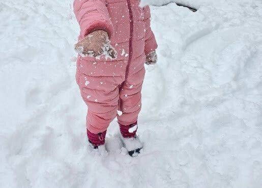 Grafika 1: Zajęcia sensoryczne na śniegu zimowe zabawy