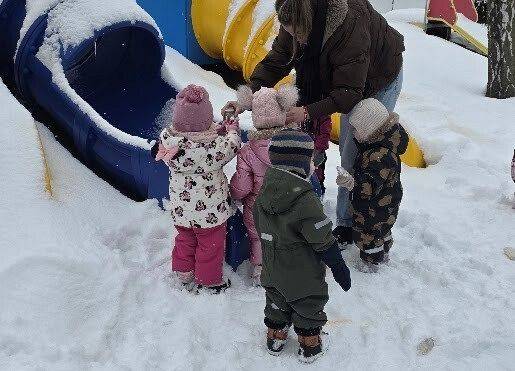 Grafika 6: Zajęcia sensoryczne na śniegu zimowe zabawy