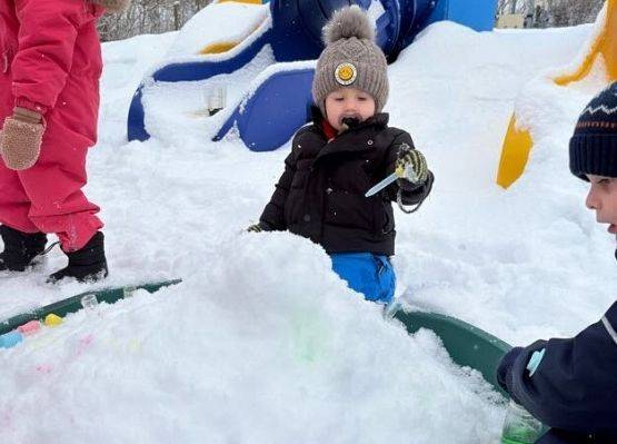 Grafika 11: Zajęcia sensoryczne na śniegu zimowe zabawy