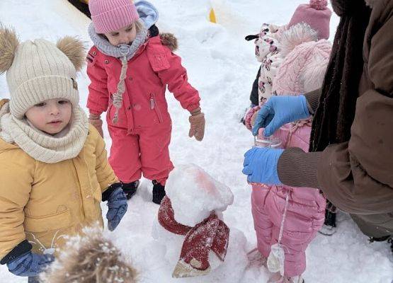 Grafika 12: Zajęcia sensoryczne na śniegu zimowe zabawy