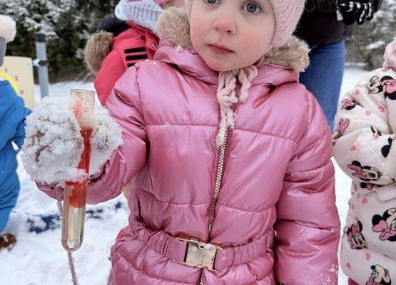 Grafika 17: Zajęcia sensoryczne na śniegu zimowe zabawy