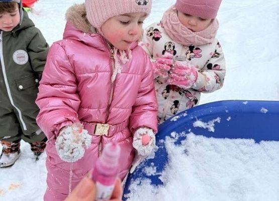 Grafika 18: Zajęcia sensoryczne na śniegu zimowe zabawy