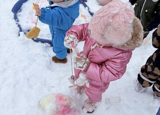 Grafika 19: Zajęcia sensoryczne na śniegu zimowe zabawy