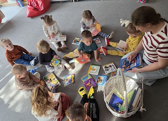 Grafika 2: Akcja Przynieś książeczkę, weź nowa bajeczkę