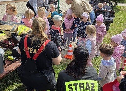 Grafika 3: Dzień Dziecka i wizyta Straży Pożarnej